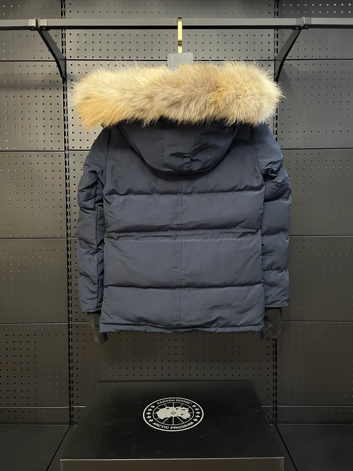 P880 Navy Blue Canadian CANADA GOOES 04 Style/Women's Style. Canada Goose is the Rolls-Royce of down jackets. Both Arctic and Antarctic scientific expedition teams and others choose Canada Goose as their cold-proof equipment.  ➖ Industry-leading anti-counterfeiting chip sensing.  ➖ Imported Behringer embroidery machines and customized embroidery labels, the highest level and industry leading.  ➖ Imported Korean 21-count polyester-cotton blended original fabric, TC85 waterproof coated fabric, water-repellent, windproof and wear-resistant.  ➖ The new national standard 80 white duck down is filled with an average of 520 grams of down. The amount of down filled is industry-leading.  ➖ 100% nylon lining with double double-layer sealing design to prevent velvet running, and seamless thread design on the cuffs!  ➖ Western Canadian Green Wolf Collar.  ➖ Yoshida YKK provides original factory-customized electroplated sliders. YKK two-way lockable zippers are tight and smooth and do not peel off paint.  ➖ 3M composite Velcro is durable and the accessories and hardware are all custom-made. Only for the purest goose, the most dedicated, the most professional, the highest quality, the highest cost performance!    SIZE:XS-XXL